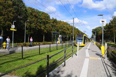 900328 Afbeelding van een tram naar Utrecht Science Park P+R van U-OV bij de halte Stadion Galgenwaard aan de Weg tot ...